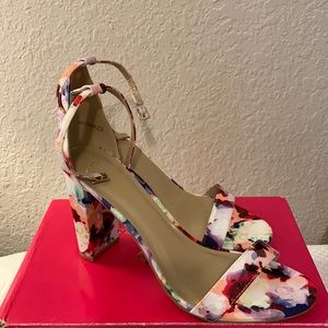 Flower print heels with strap!